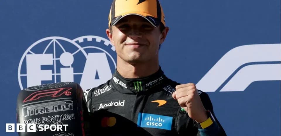 Pilote célébrant sa pole position avec un pneu