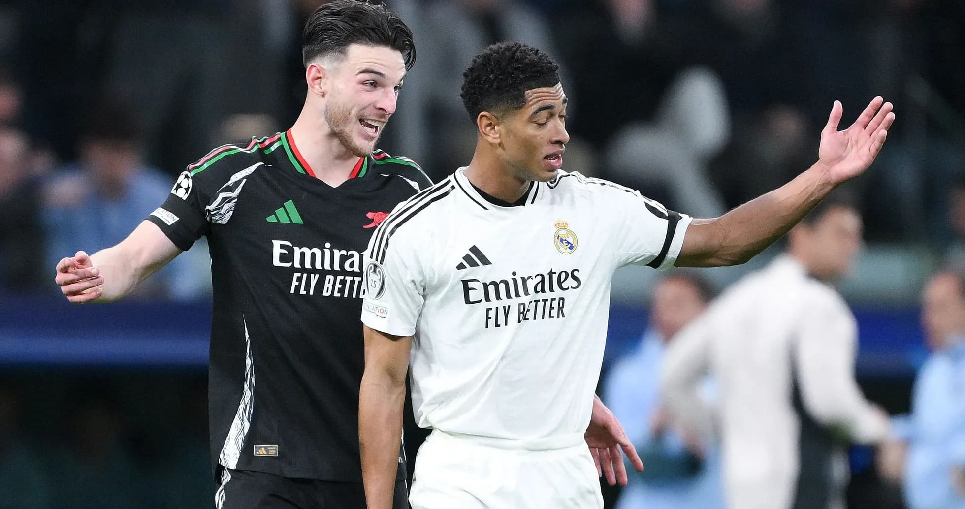 Deux joueurs discutant sur le terrain de football