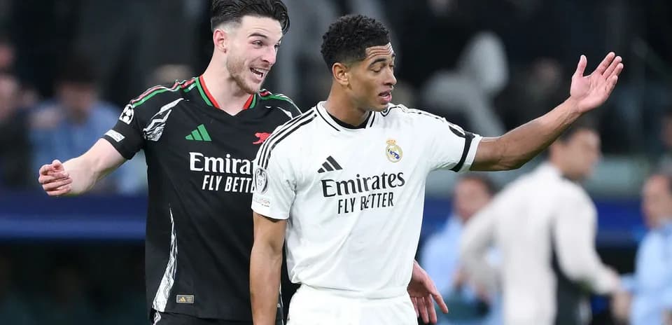 Deux joueurs discutant sur le terrain de football