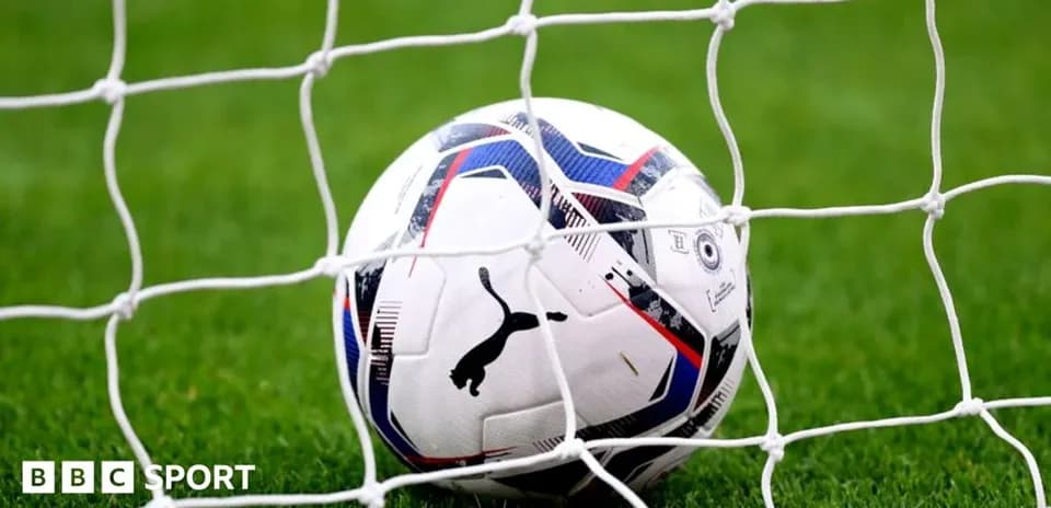 Ball dans le filet de but sur terrain de football