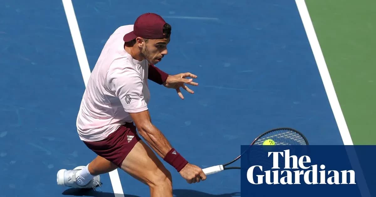 Joueur de tennis exécutant un coup sur le court