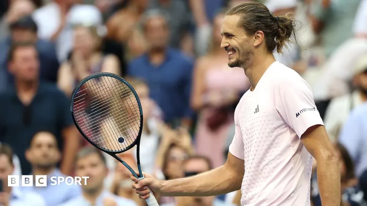 Joueur de tennis souriant avec une raquette