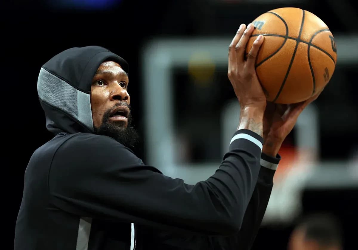 Joueur s'apprêtant à tirer au basket-ball