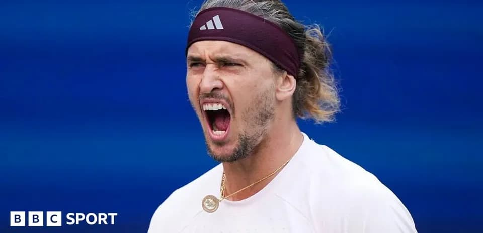 Joueur de tennis célébrant sur le court
