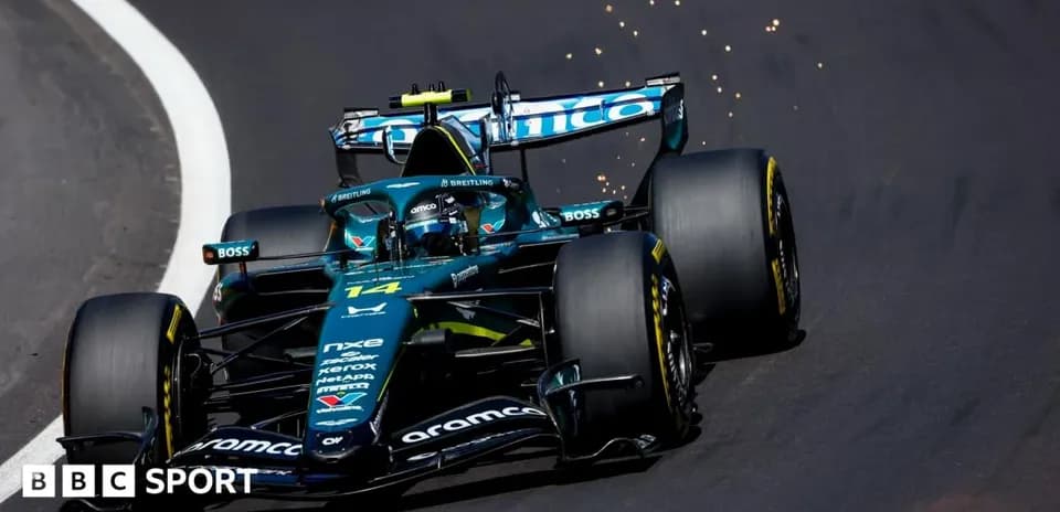 Voiture de F1 en pleine course sur circuit