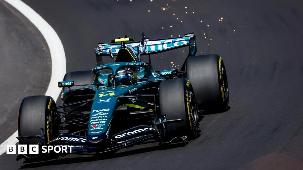 Voiture de F1 en pleine course sur circuit