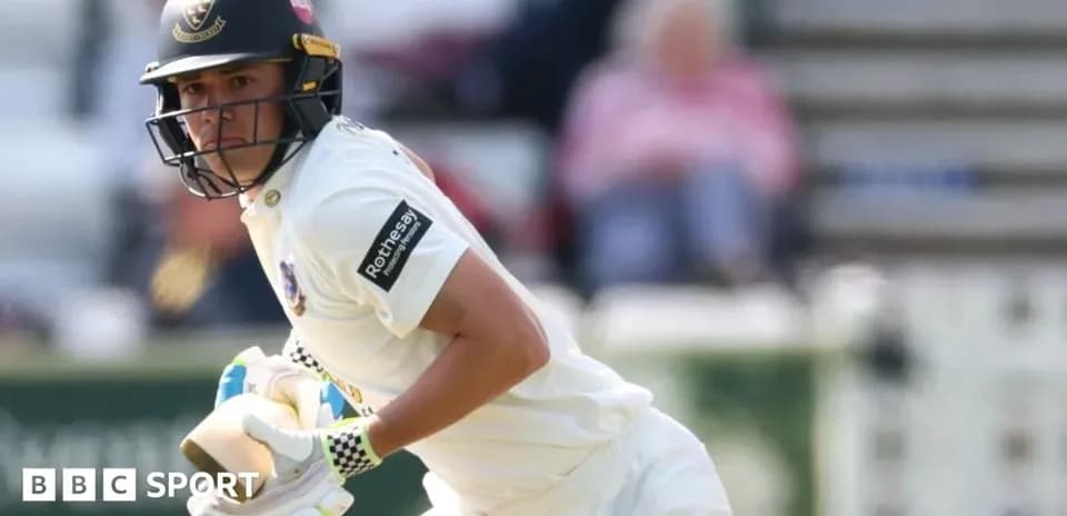 Joueur de cricket courant avec une batte au stade