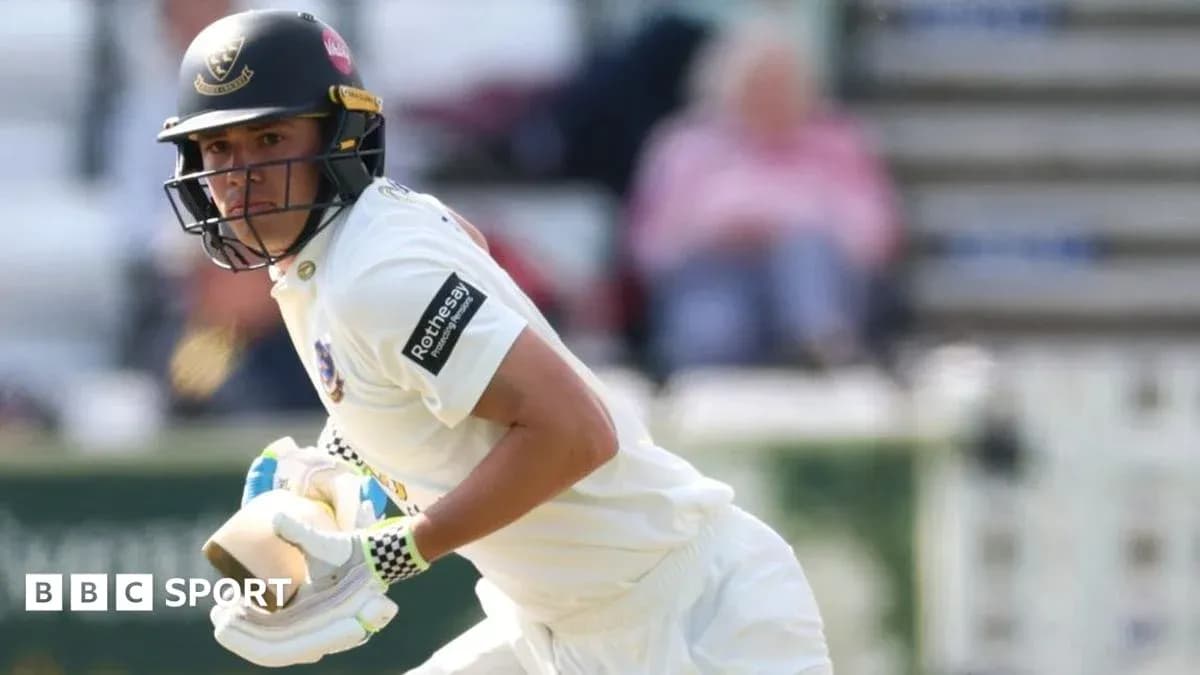 Joueur de cricket courant avec une batte au stade