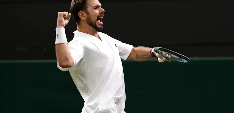 Joueur de tennis célébrant après un point gagné