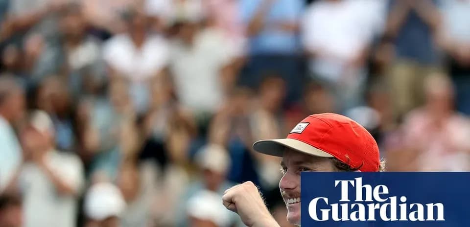 Joueur de tennis célébrant devant un public enthousiaste