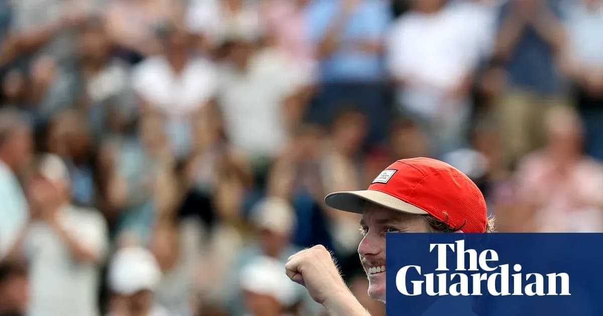 Joueur de tennis célébrant devant un public enthousiaste