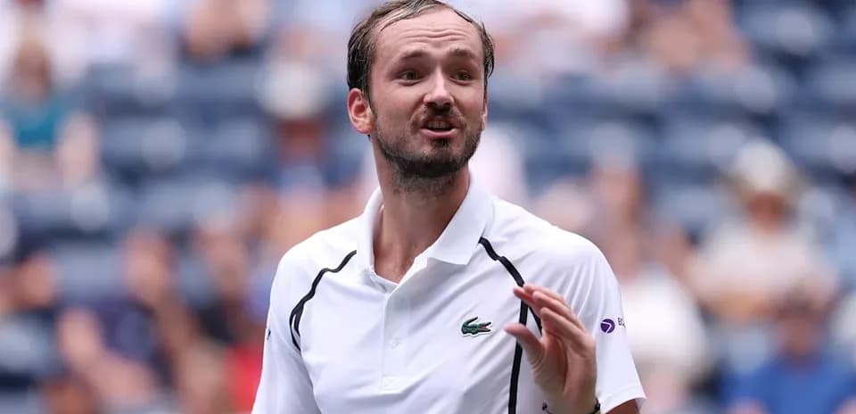 Joueur de tennis discutant avec l'arbitre pendant le match