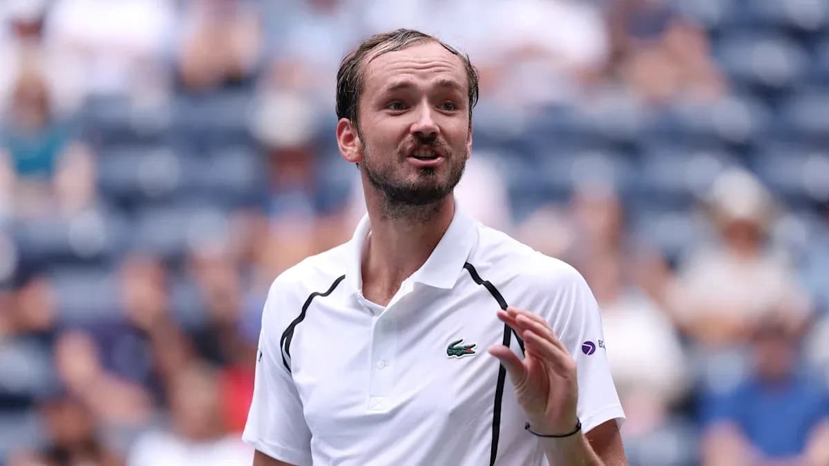 Joueur de tennis discutant avec l'arbitre pendant le match