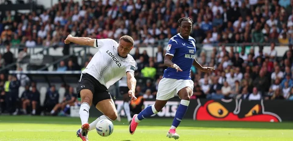 Joueur de Derby County dribblant le ballon contre Cardiff City