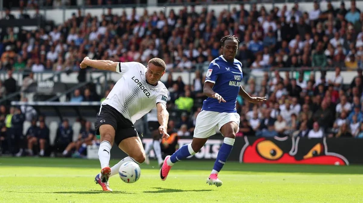 Joueur de Derby County dribblant le ballon contre Cardiff City