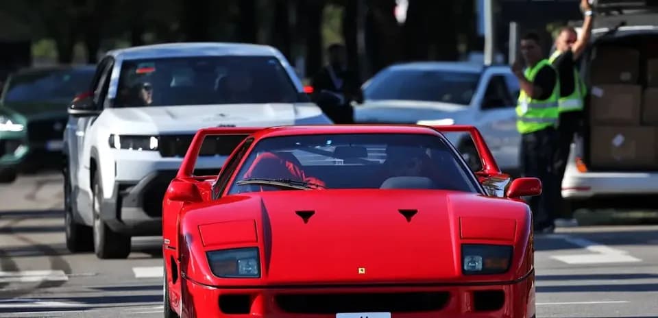 Ferrari F40 rouge circulant dans la circulation