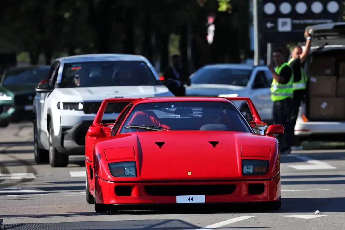 Ferrari F40 rouge circulant dans la circulation