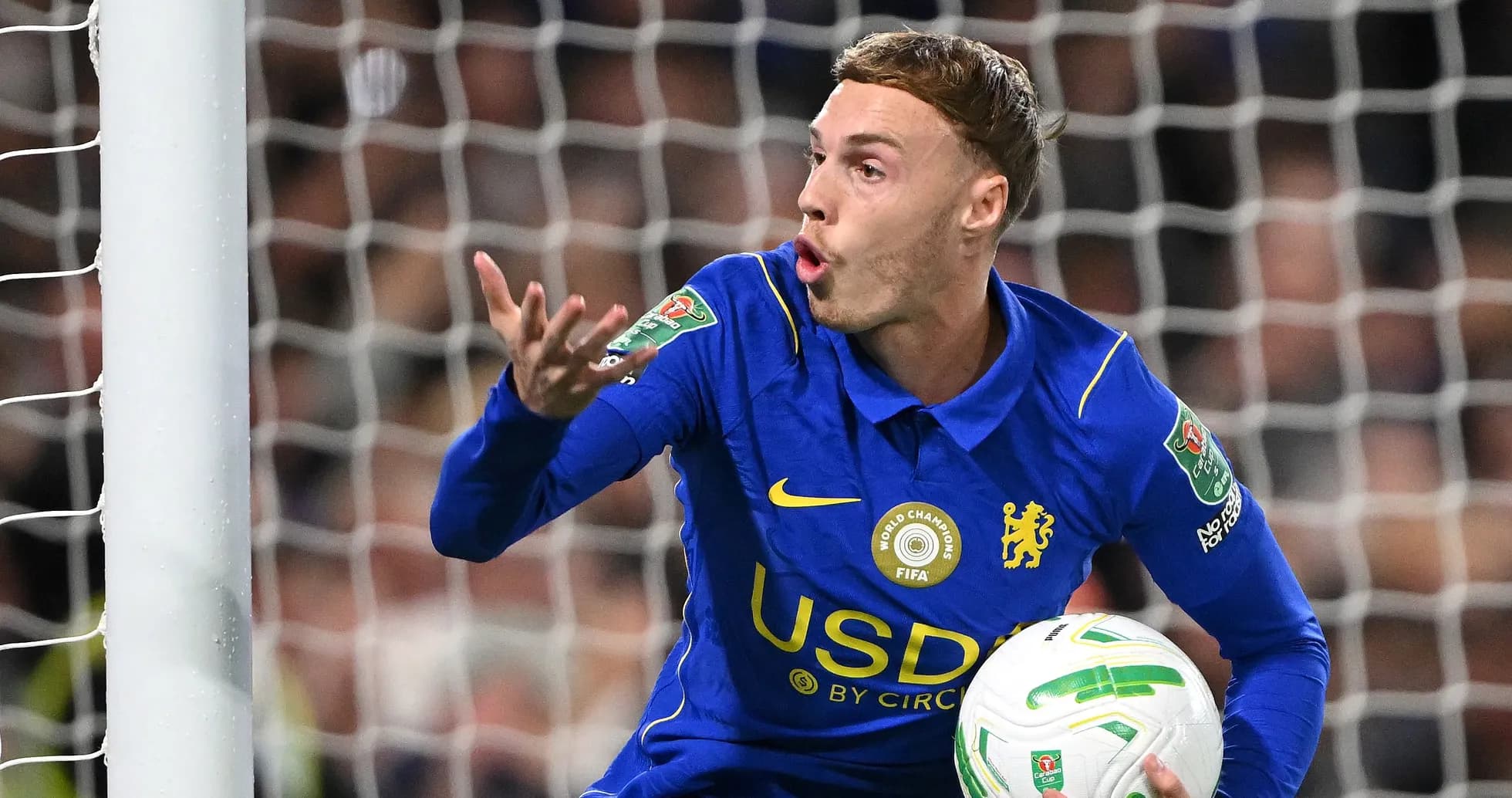 Joueur de Chelsea en action avec le ballon