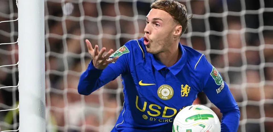 Joueur de Chelsea en action avec le ballon