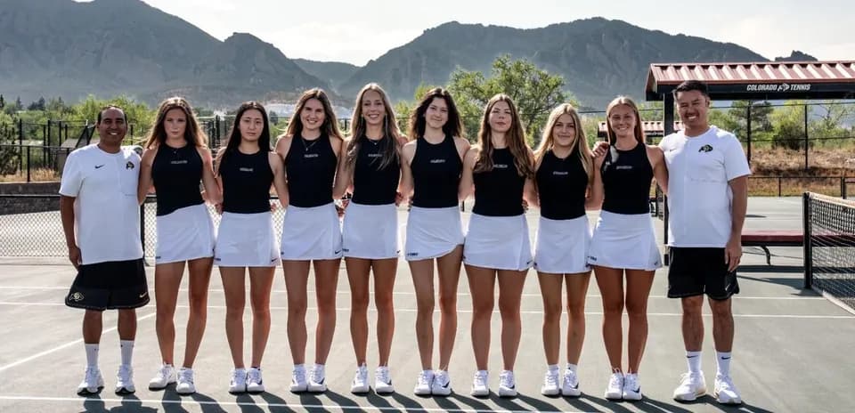 Équipe de tennis féminine posant sur le court extérieur