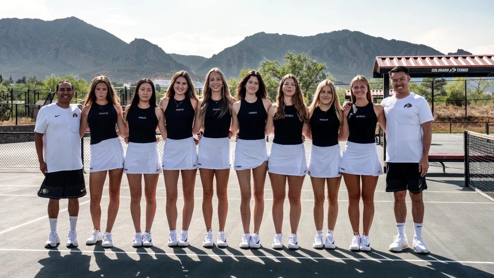 Équipe de tennis féminine posant sur le court extérieur