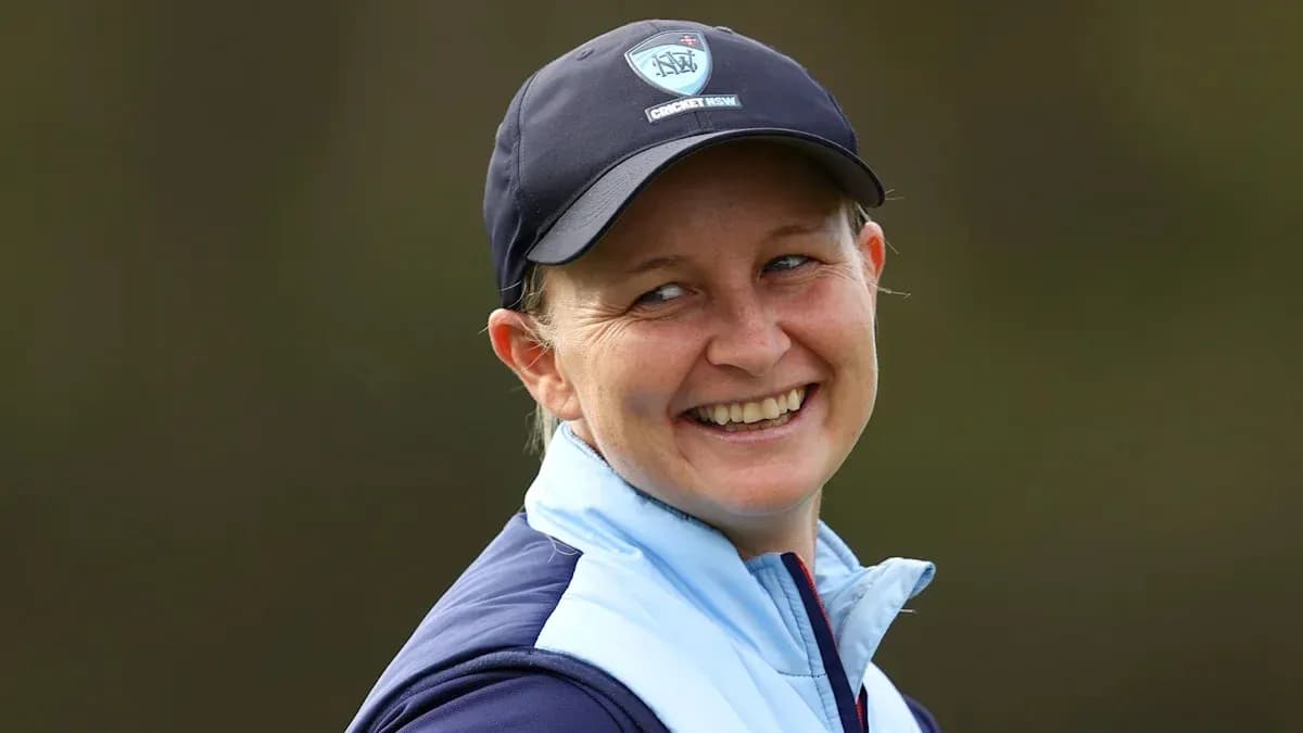 Femme souriante portant une casquette de cricket