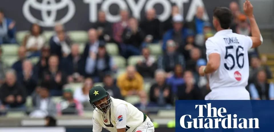 Joueur pakistanais en train de frapper la balle au cricket