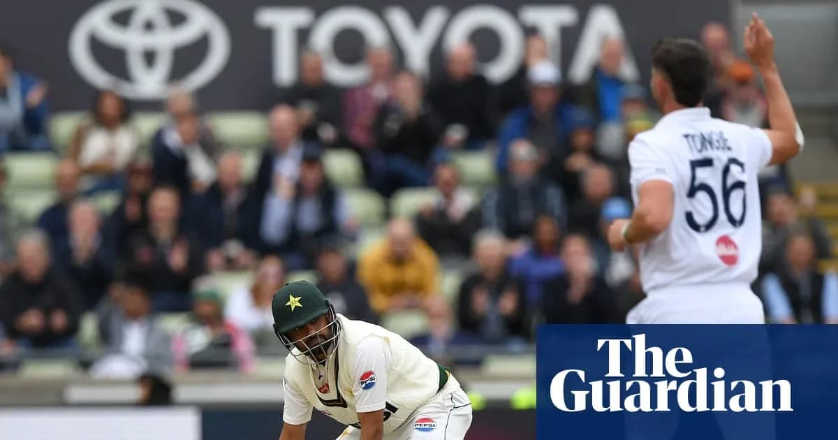 Joueur pakistanais en train de frapper la balle au cricket