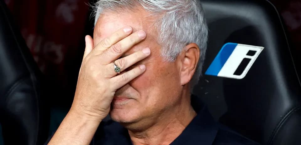 Entraîneur avec la main sur le visage sur le banc