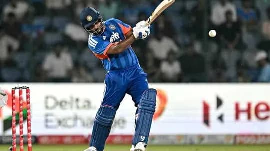 Joueur de cricket frappant une balle au stade