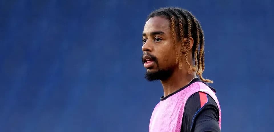 Joueur en survêtement rose lors d'un entraînement