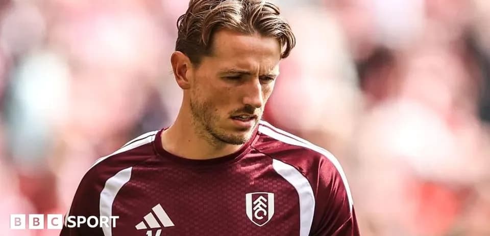 Joueur en tenue d'échauffement de Fulham