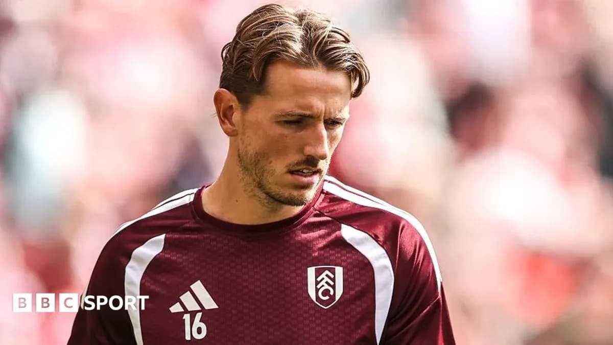 Joueur en tenue d'échauffement de Fulham