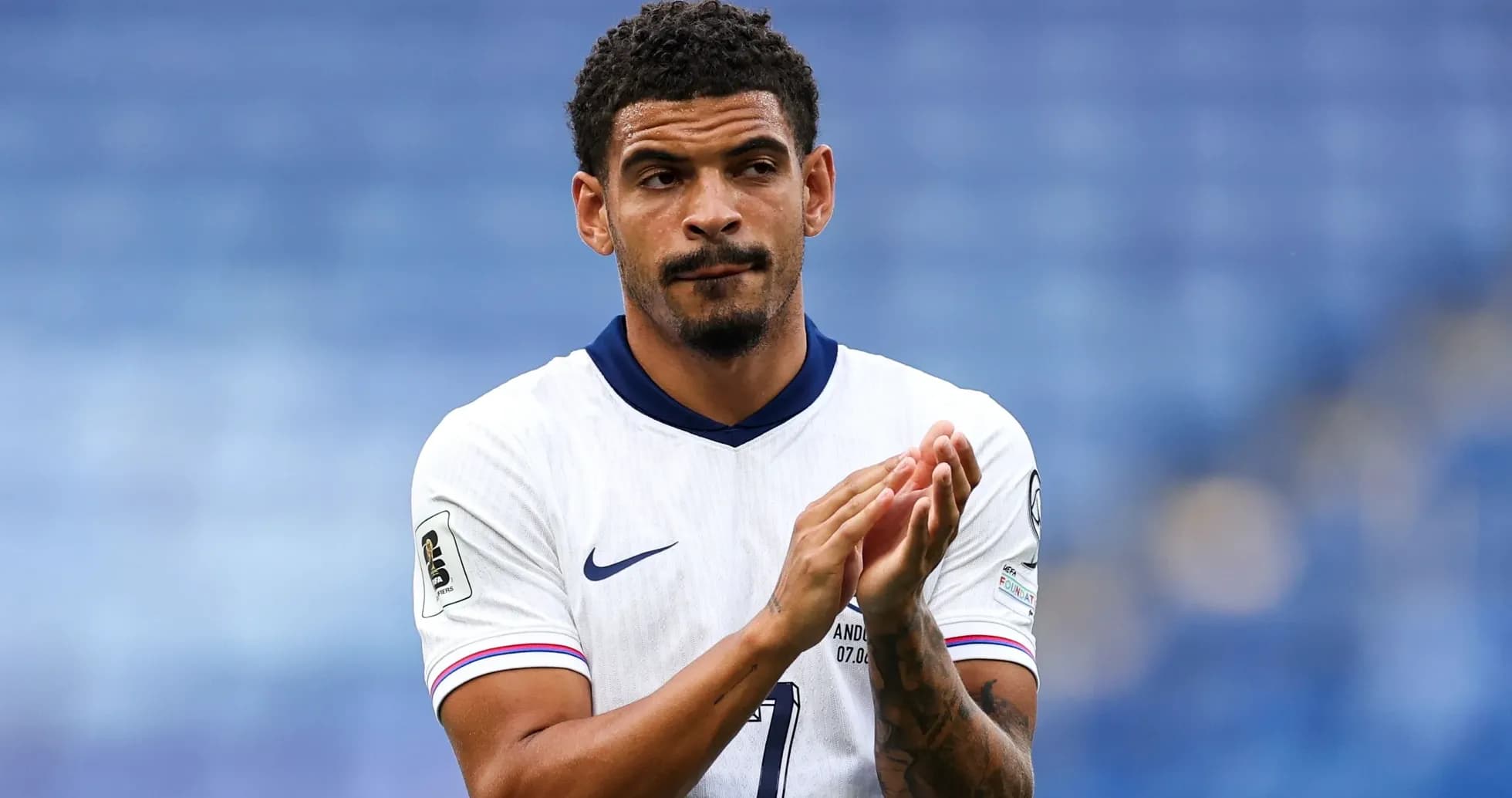 Joueur applaudissant après un match de football