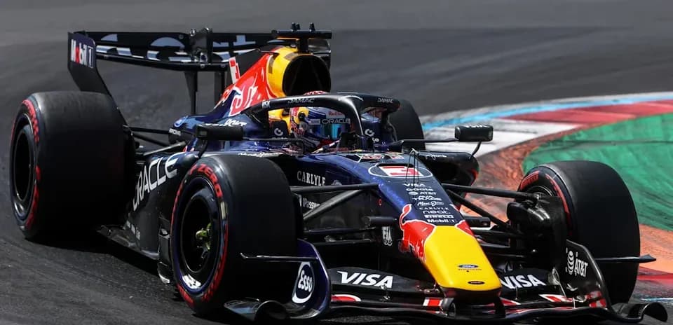 Voiture de F1 Red Bull en pleine course