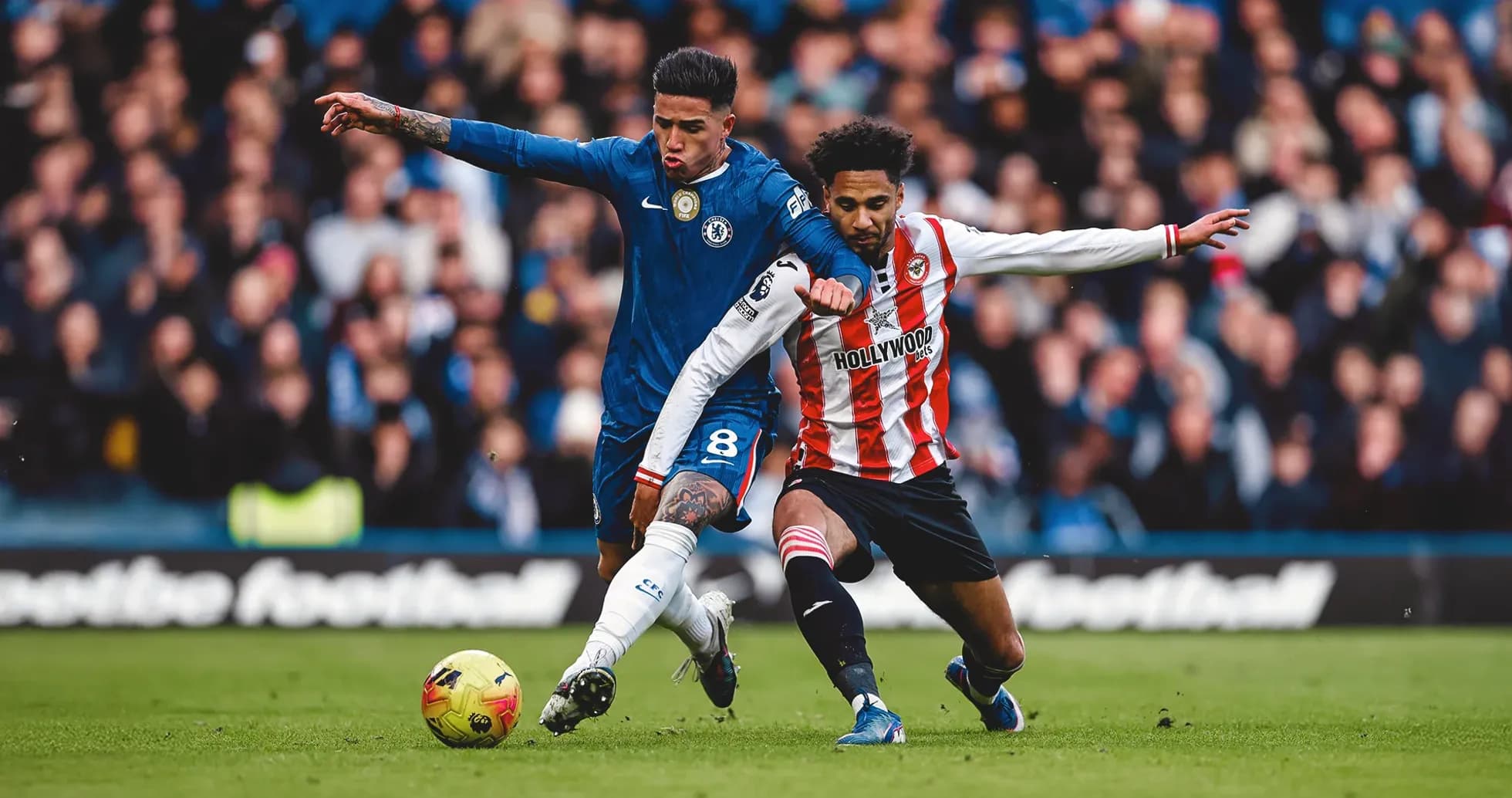 Un joueur de Chelsea défend contre Brentford