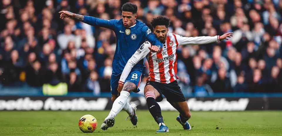 Un joueur de Chelsea défend contre Brentford