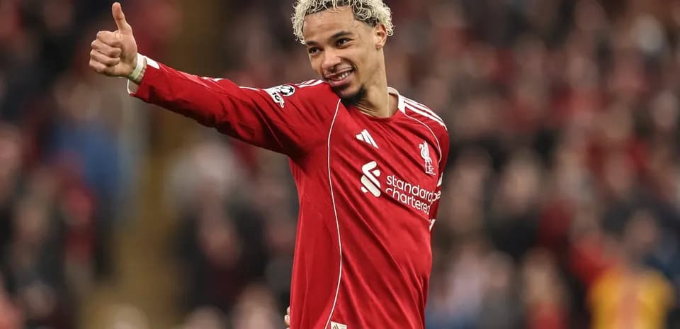 Joueur de Liverpool célébrant avec un pouce levé