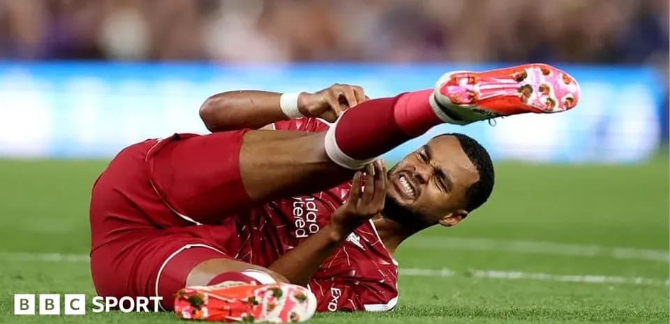 Joueur de Liverpool se tenant la jambe blessée