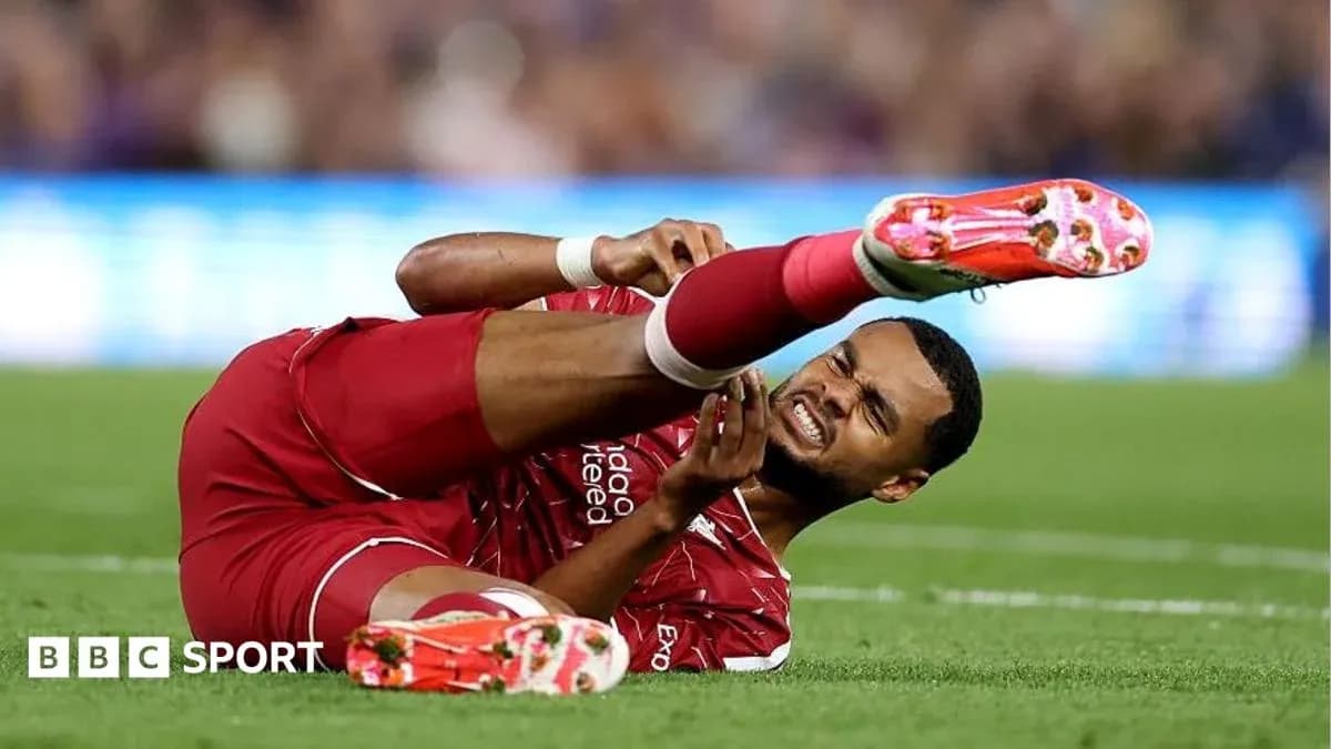 Joueur de Liverpool se tenant la jambe blessée
