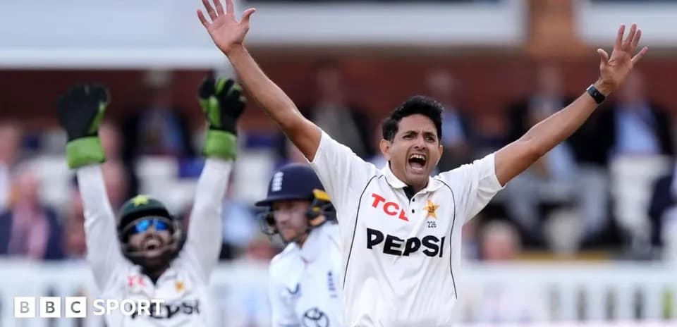 Joueur de cricket de Pakistan célébrant un wicket
