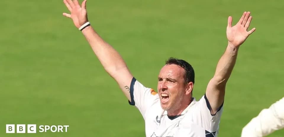 Joueur de cricket levant les bras en célébration