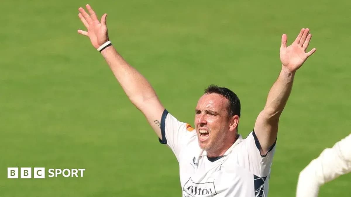 Joueur de cricket levant les bras en célébration