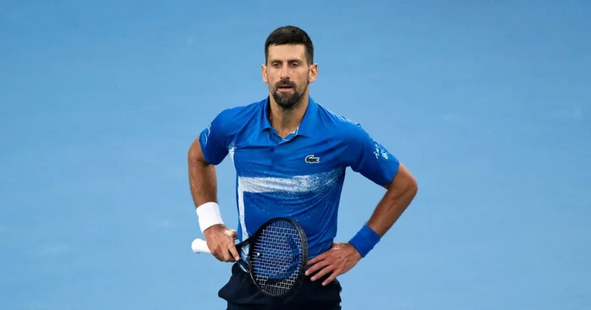 Joueur de tennis sur le court avec raquette