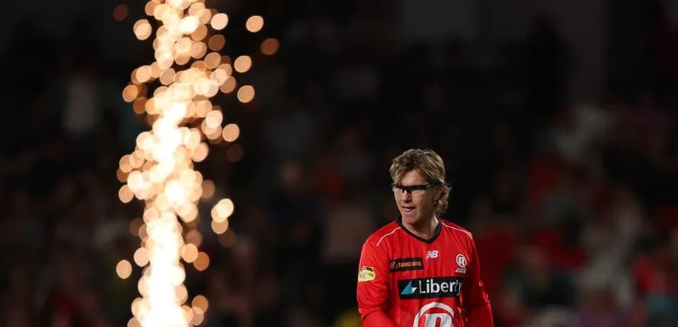 Joueur en tenue rouge avec des feux d'artifice en arrière-plan