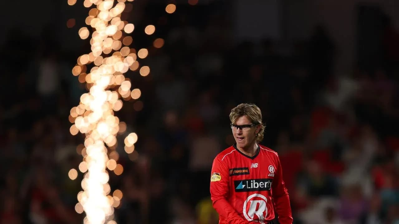 Joueur en tenue rouge avec des feux d'artifice en arrière-plan