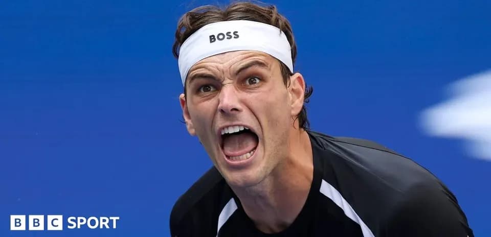 Joueur de tennis criant lors d'un match