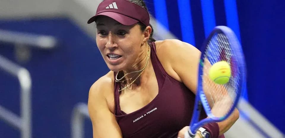 Joueuse de tennis frappant une balle au service