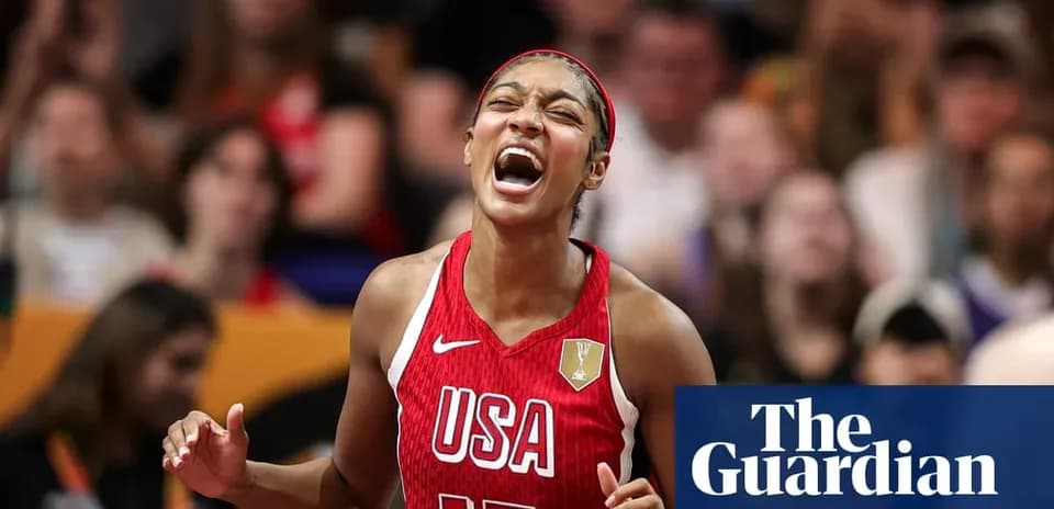 Joueuse de basket-ball USA célébrant avec enthousiasme