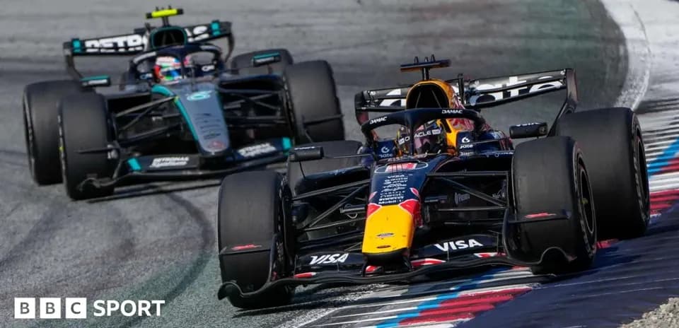 Deux voitures de Formule 1 en course sur piste